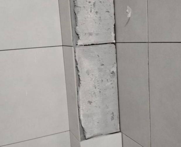 沂源瓷砖空鼓维修公司分享下瓷砖施工前基层浇水润湿程度不足，可能导致以下问题