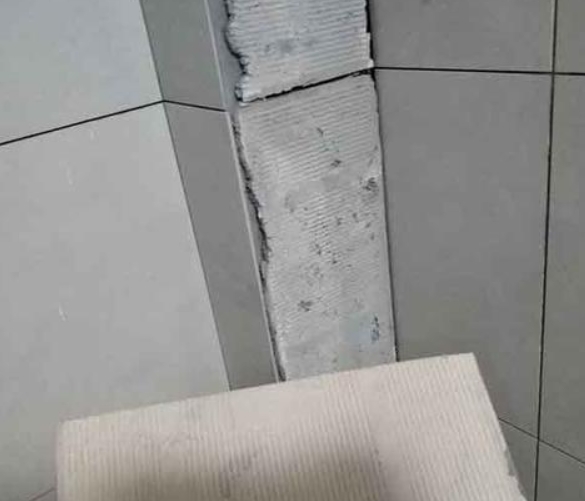 沂源瓷砖空鼓维修公司分享下厨房瓷砖脱落的补救措施。
